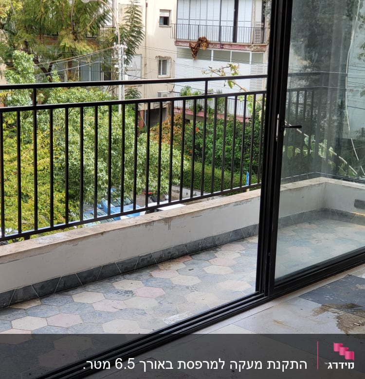 דלת זכוכית עם מסגרת מתכת במרפסת